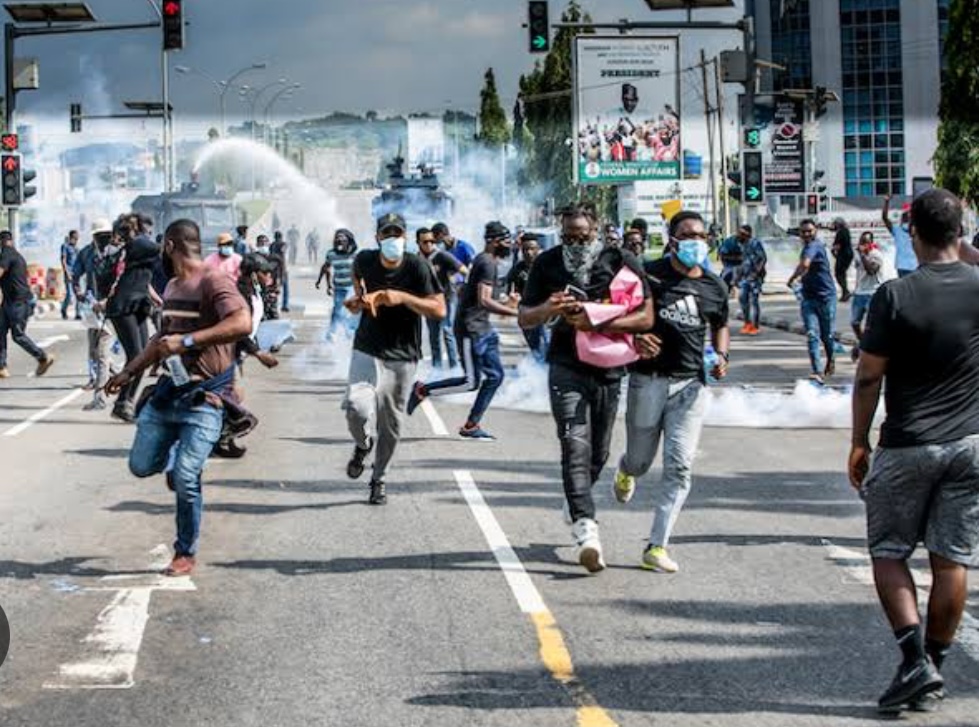 Breaking: Police Officers Fire Teargas At Protesters In Port Harcourt